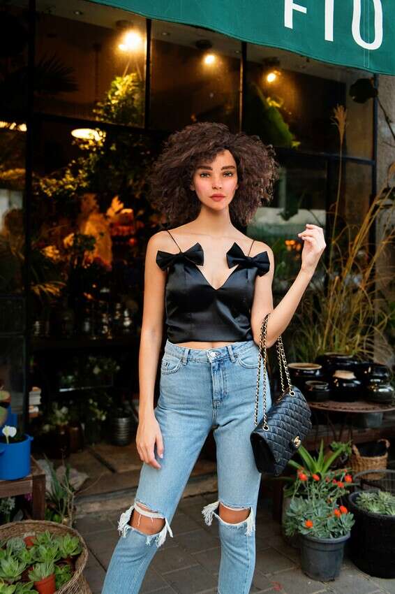 זואי // צילום: לי אגמון. חולצה: זארה, ג'ינס: TOPSHOP, תיק: שאנל